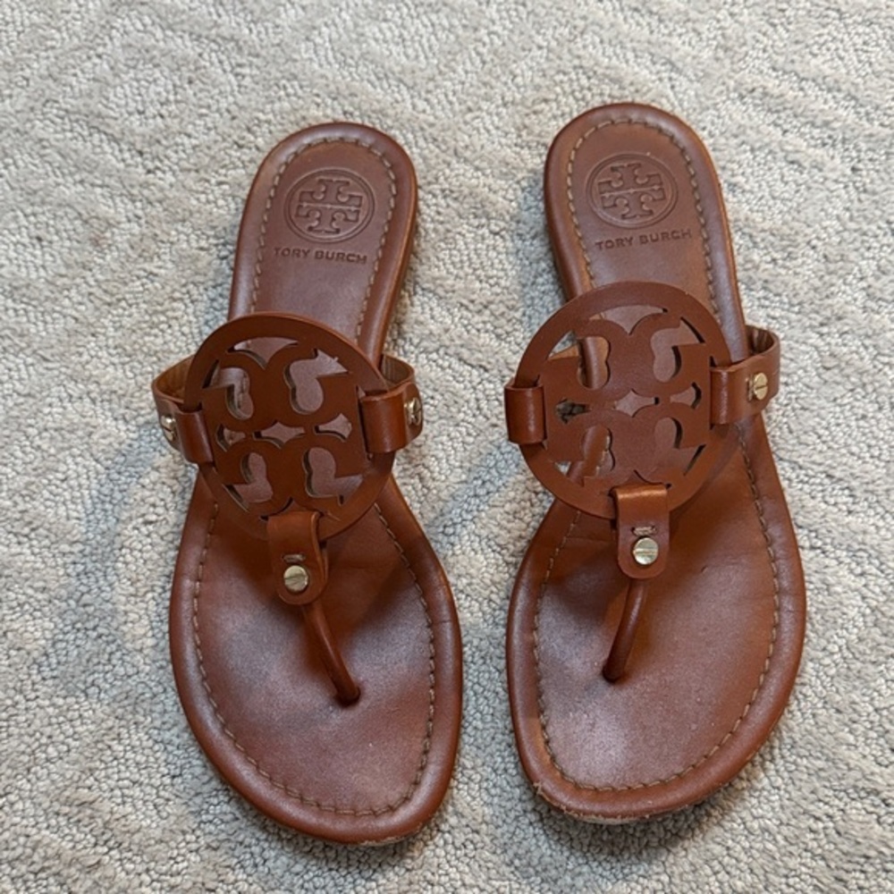 Tory Burch Miller Patent Leather Sandals Tan Brown Size 8.5 Logo Thong